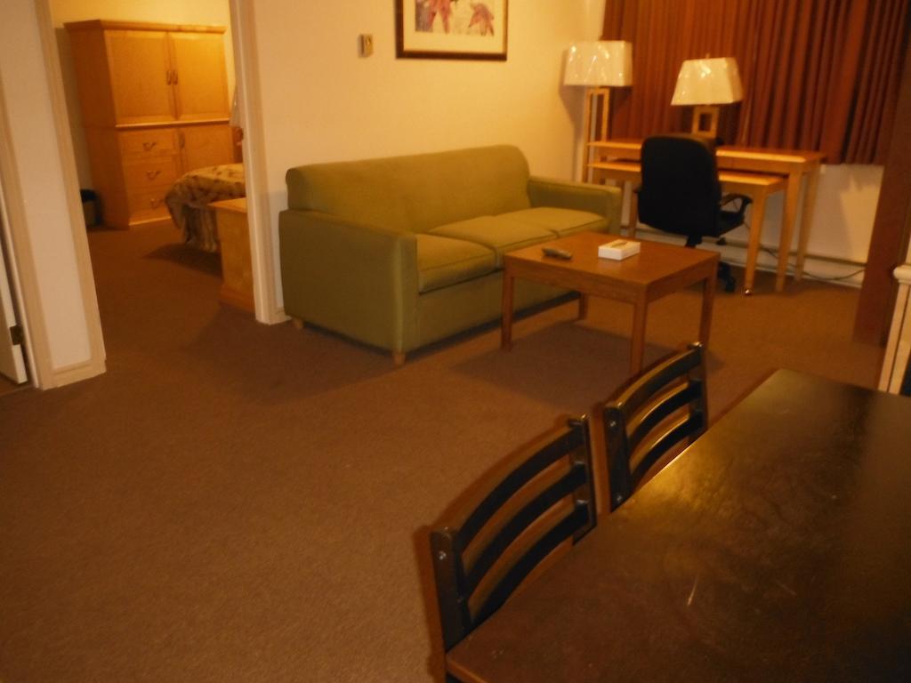Tumbler Ridge Inn Room photo