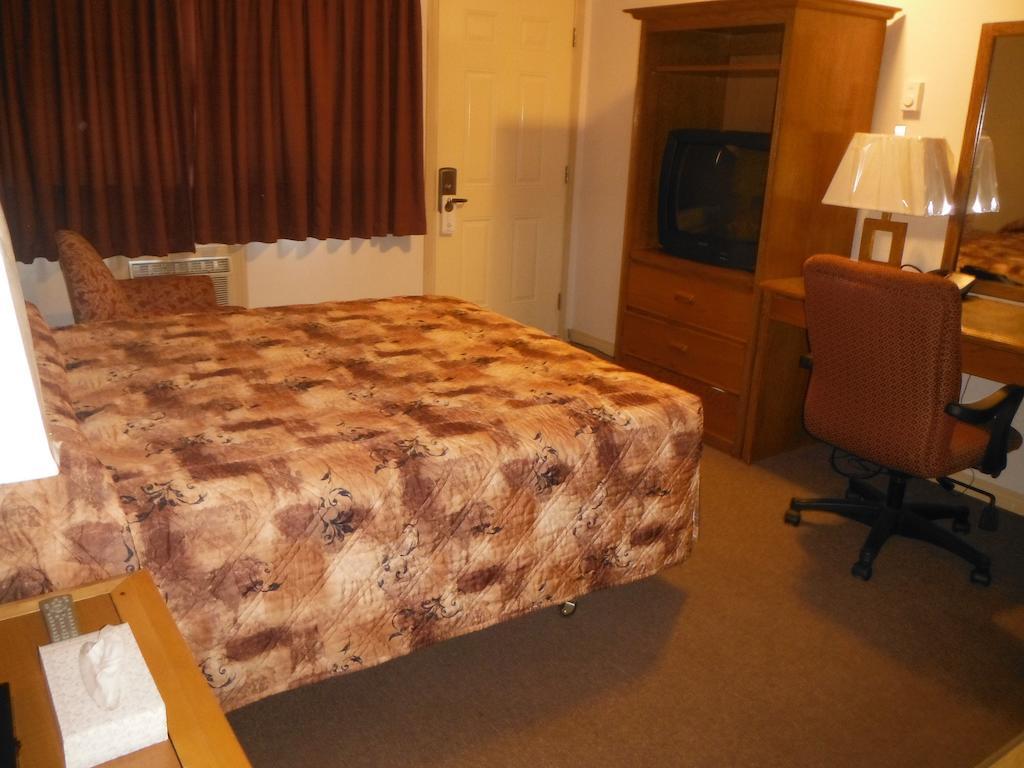 Tumbler Ridge Inn Room photo